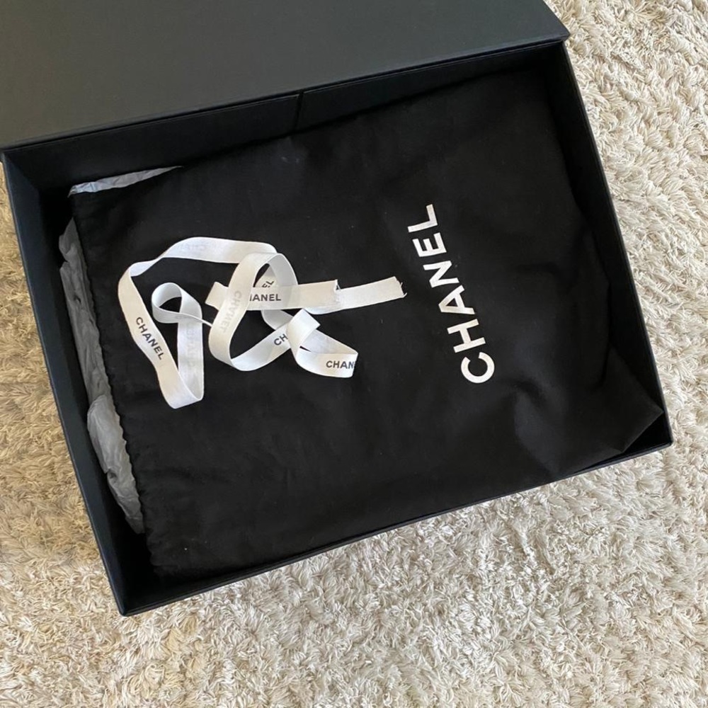 Chanel Medium Boy Bag - Picture 7 of 16